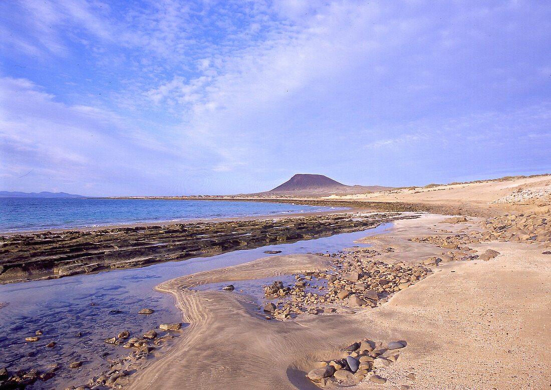Playa del Salado, Montana Amarilla, Bahia del Salado, La Graciosa Kanarische Inseln, Spanien, vor Lanzarote