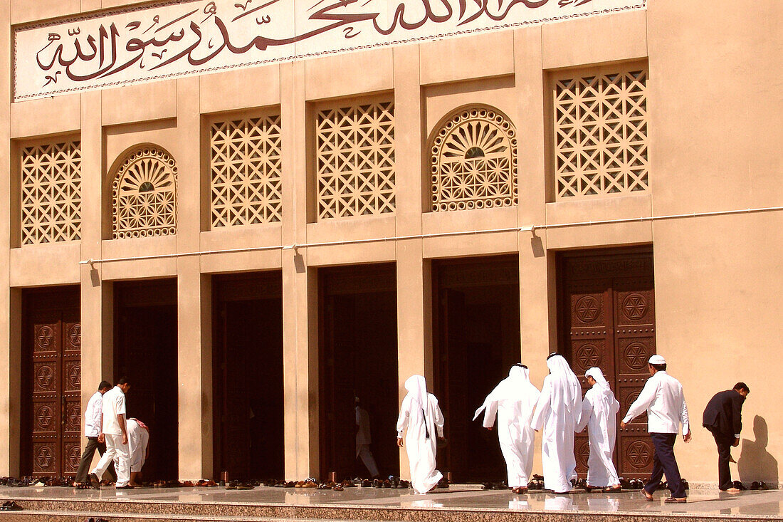Arabs in front of the entrance of a mosque, Dubai, UAE, United Arab Emirates, Middle East, Asia