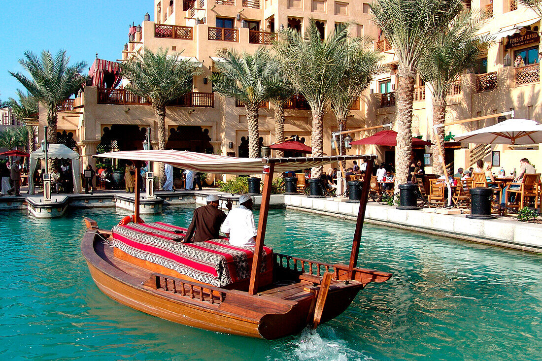 Traditionelles Boot fährt im Hafen, Dubai, VAE, Vereinigte Arabische Emirate, Vorderasien, Asien