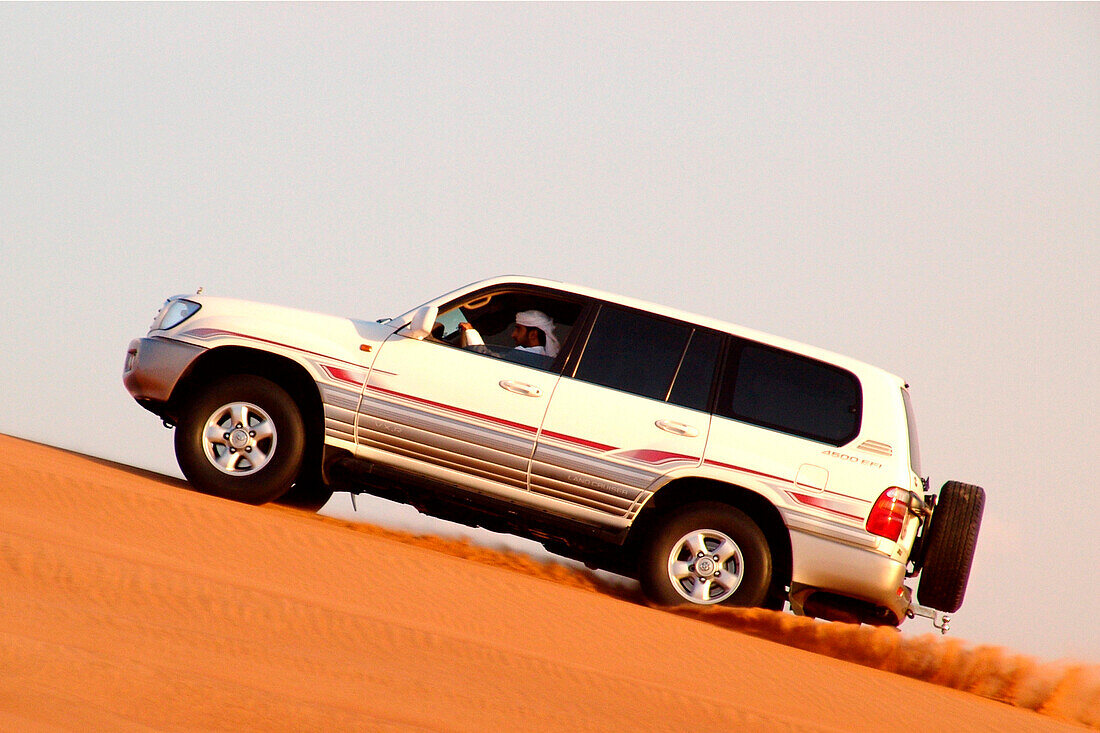 Jeep auf einer Düne in der Wüste, Dubai, VAE, Vereinigte Arabische Emirate, Vorderasien, Asien