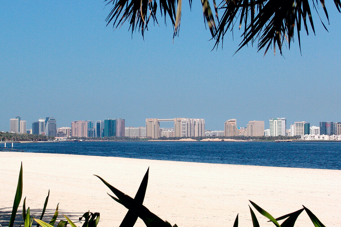 Menschenleerer Strand im Dubai Creek Park, Dubai, VAE, Vereinigte Arabische Emirate, Vorderasien, Asien