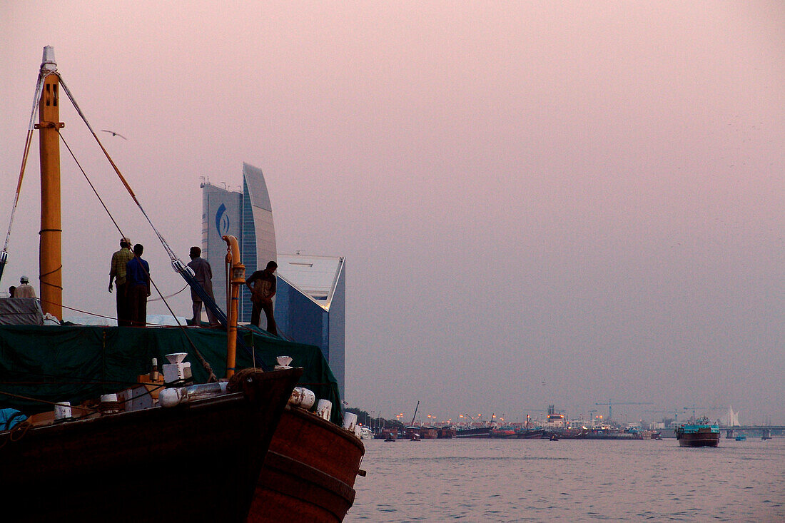 Menschen und Boote am Dubai Creek am Abend, Dubai, VAE, Vereinigte Arabische Emirate, Vorderasien, Asien