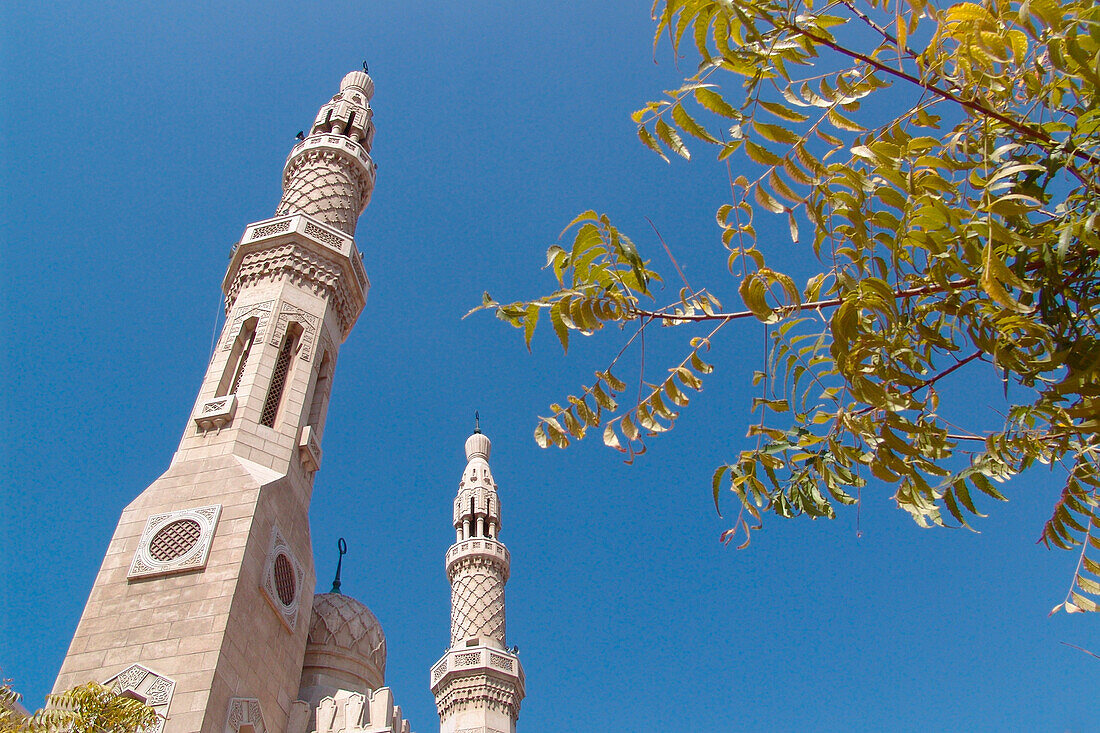 Minarett einer Moschee im Sonnenlicht, Jumeirah, Dubai, VAE, Vereinigte Arabische Emirate, Vorderasien, Asien