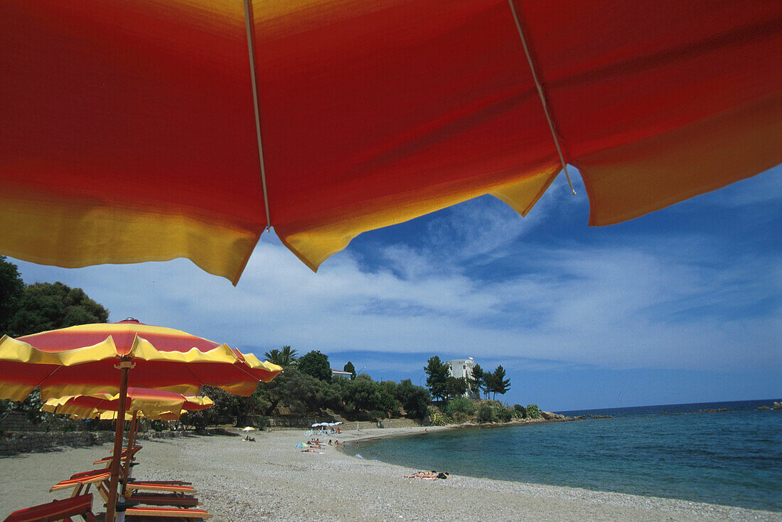 Liegestühle, Sonnenschirme am Strand, Santa Maria Navarrese, Ostküste Sardinien, Italien, Europa