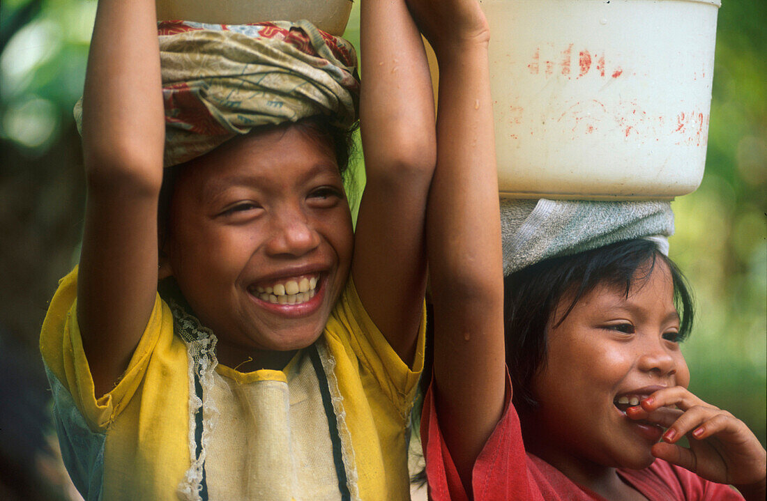 Lachende Kinder, beim Wasserholen, Lombok Indonesien
