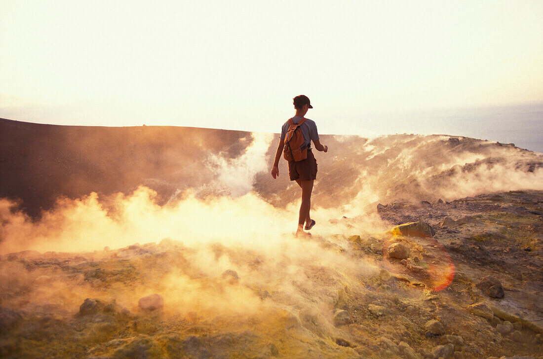 Frau läuft durch Schwefeldämpfe, Caldera, Gran Cratere, Vulcano, Liparische Inseln, Italien