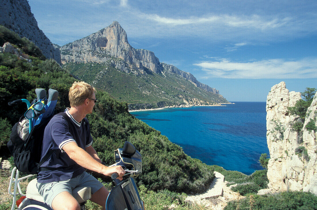 Vespafahrer genießt den Ausblick, Punta Pedra Longa, Baunei, Ostküste Sardinien, Italien