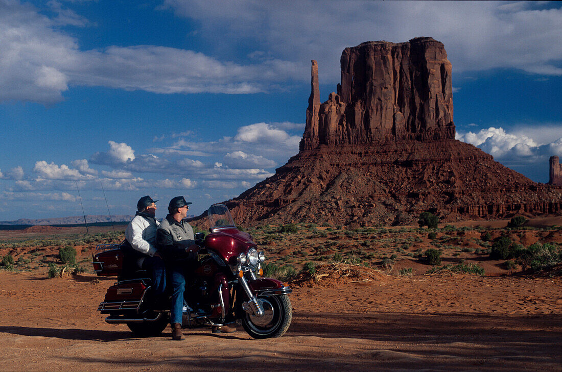 Motorradfahrer, Monument Valley Arizona, USA