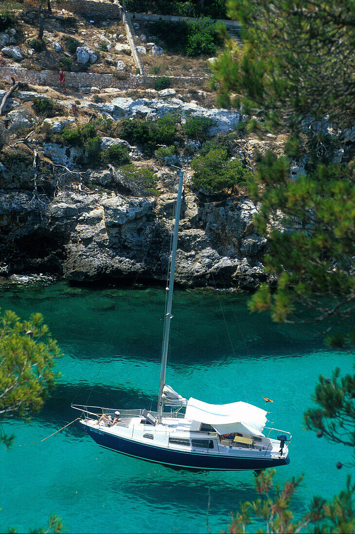 Segelboot in der Bucht Cala Pi, S/W Kueste, Mallorca Balearen, Spanien