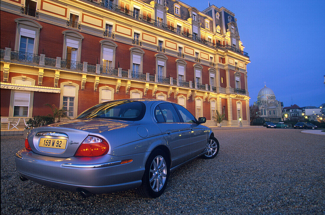 Jaguar S-Type 1999 , Hotel du Palais, Biarritz, Frankreich
