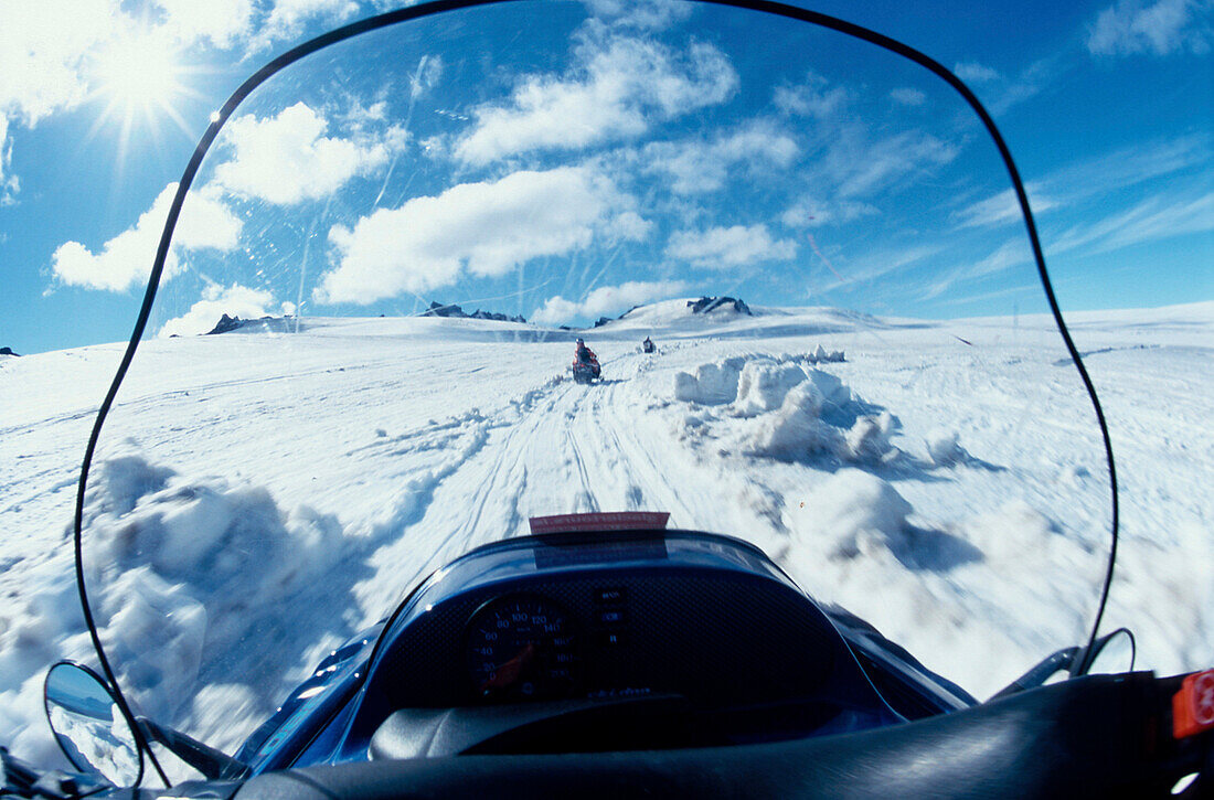 Snowmobilfahrerauf dem Brokarjoekull, Einer Zunge des Vatnajoekull Island