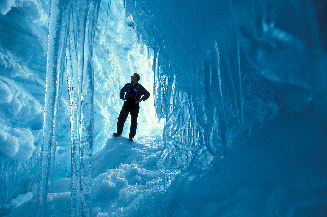 Mountain guide in a glacier cravasse, Am Brokarjokull, Vatnajokull, Island