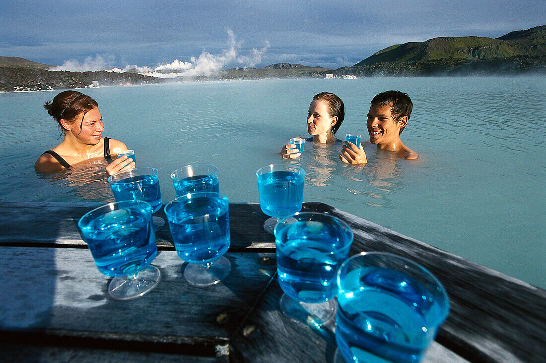 Cocktailtrinkende Besucher, Neue Blaue Lagune am Kraftwerk Grindavik, Island