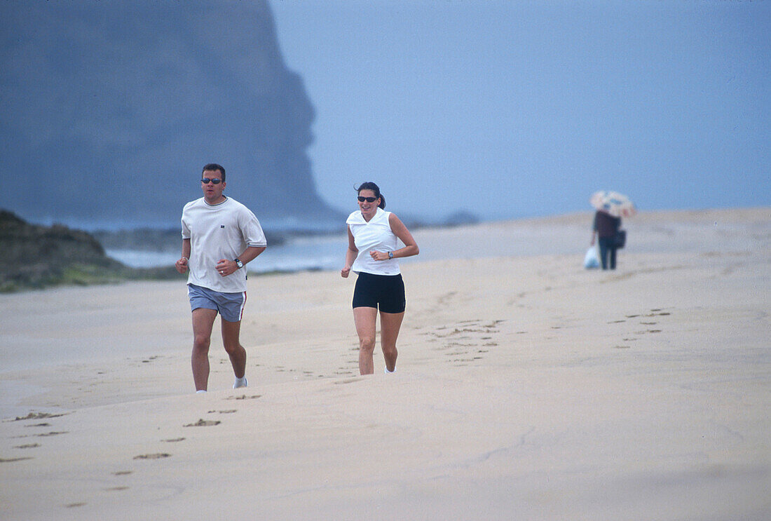 Paar, joggen am Strand, Porto Santo bei Madeira, Portugal