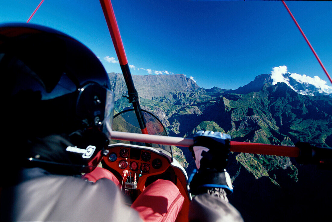 Ultraleichtflugzeug ü. d. Cirque de, Mafate, Piton des Neiges, Insel La Réunion, Ind. Ozean