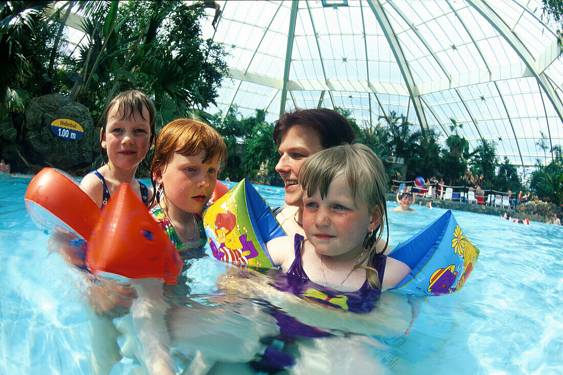 Junge Familie, Aqua Mundo, Center Parc Bispingen, Deutschland