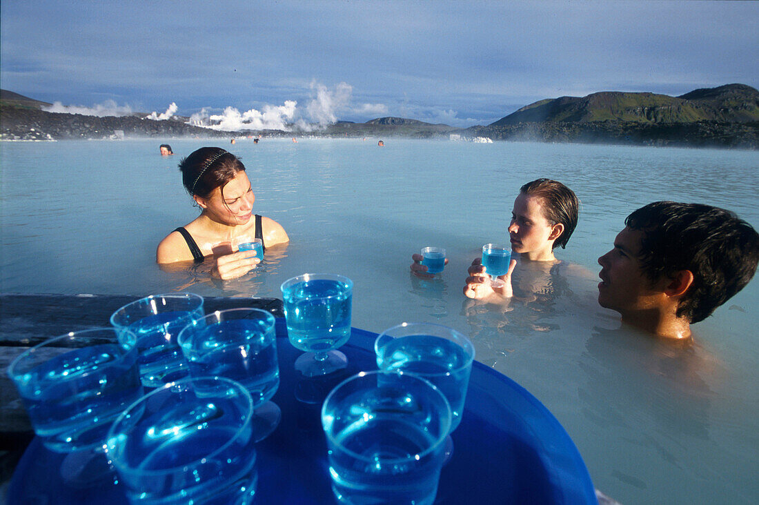 Cocktailtrinkende Besucher der neuen, Blauen Lagune am Kraftwerk Grindavik, Island