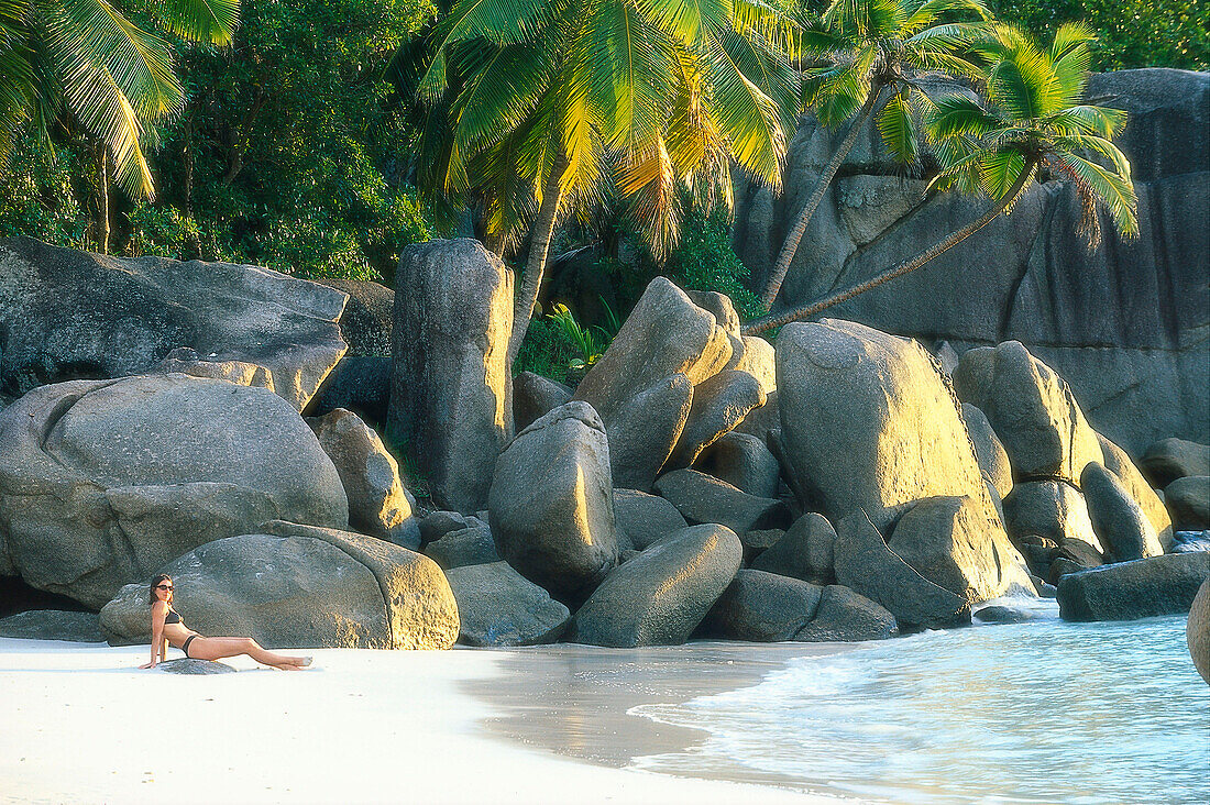 Frau entspannt sich am Strand, Anse Takamaka, Mahe, Seychellen