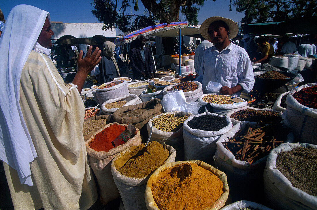 Marktstand, Gewuerze und Huelsenfruechte, Markt Douz Tunesien