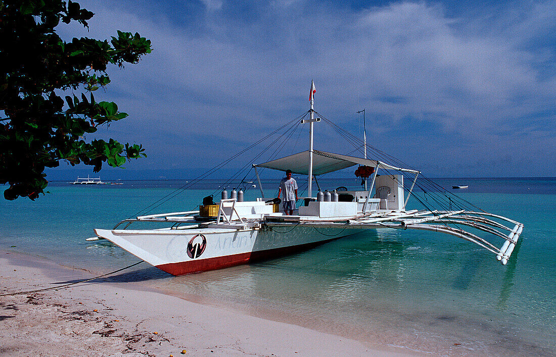 Banca, Philippinisches Auslegerboot am Strand, Ban, Banca, Outrigger boat on the beach