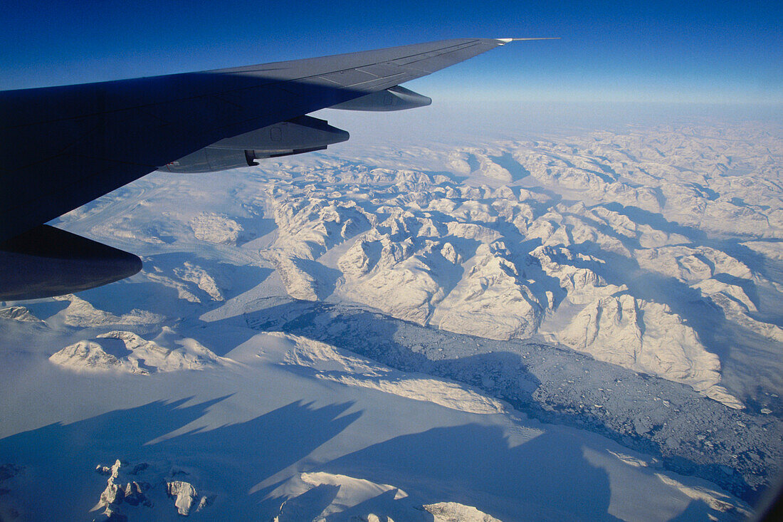 Luftbild aus einem Flugzeug, in den Bergen, Grönland