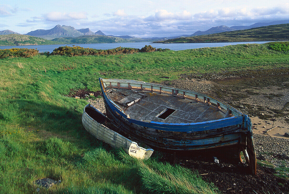 Boot am Strand, Kyle of Tongue, Loch Hope, Sutherland, Schottisches Hochland, Schottland, Großbritannien