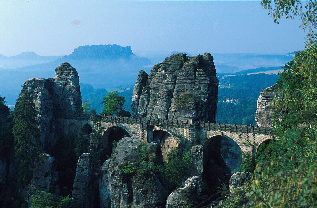 Elbsandsteingebirge Rathen Bastei, Basteibruecke, NP Saechsische Schweiz Sachsen, Deutschland