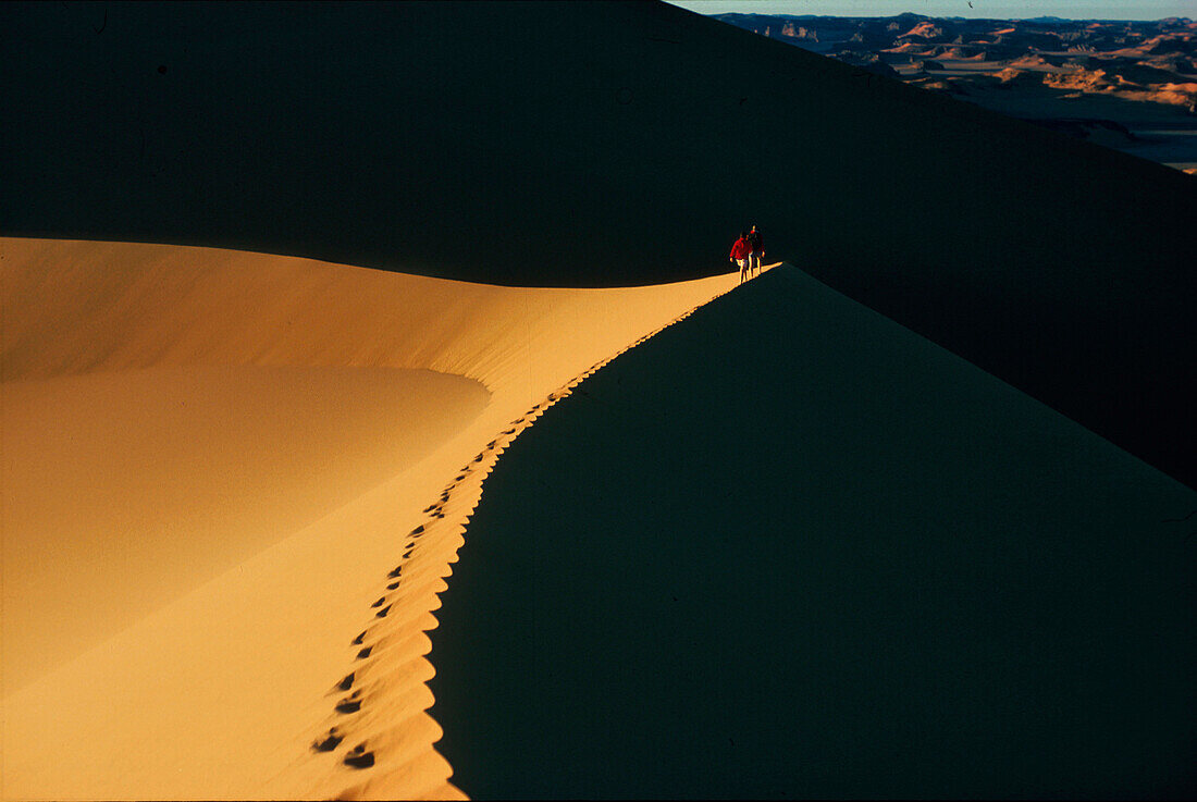Duenenkamm mit Menschen, Sahara Suedalgerien