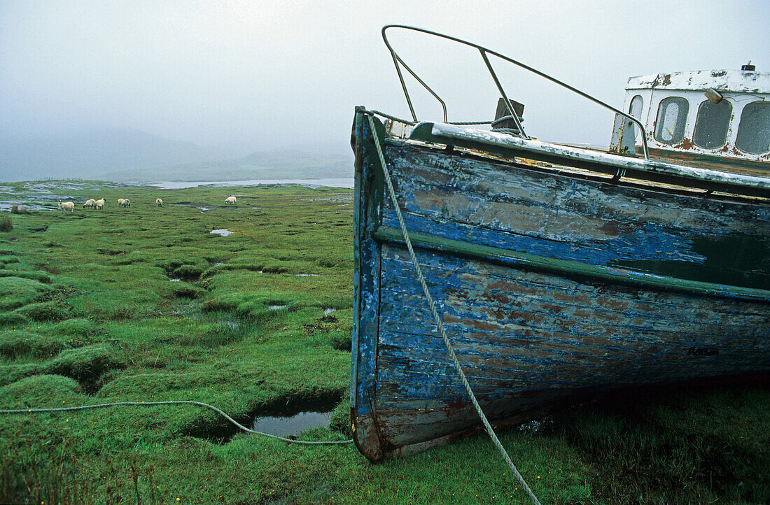 Altes Fischerboot liegt auf der Insel Mull, Loch Scridain, Isle of Mull, Schottland