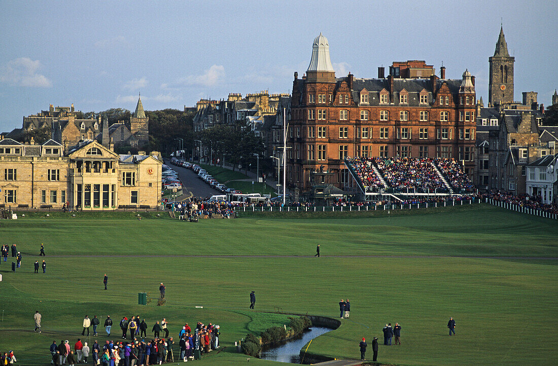 Menschen spielen Golf vor der St. Andrews Universität, Fife, Schottland