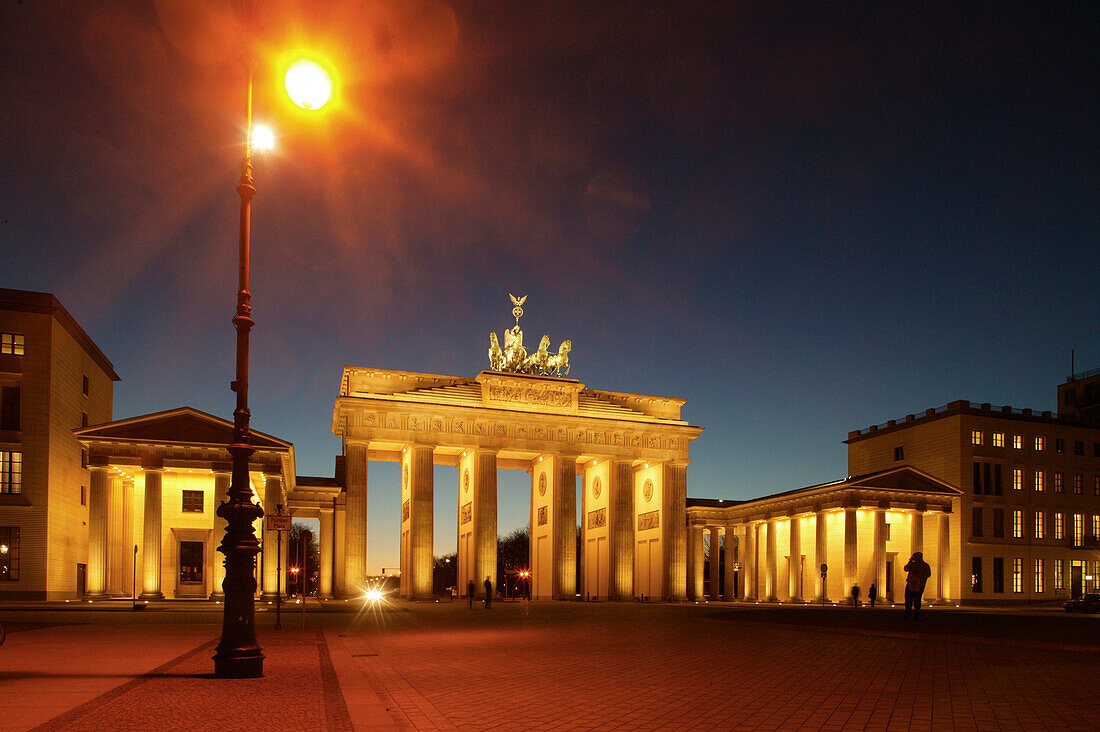 Brandenburger Tor mit Quadriga bei Nacht, Berlin, Deutschland