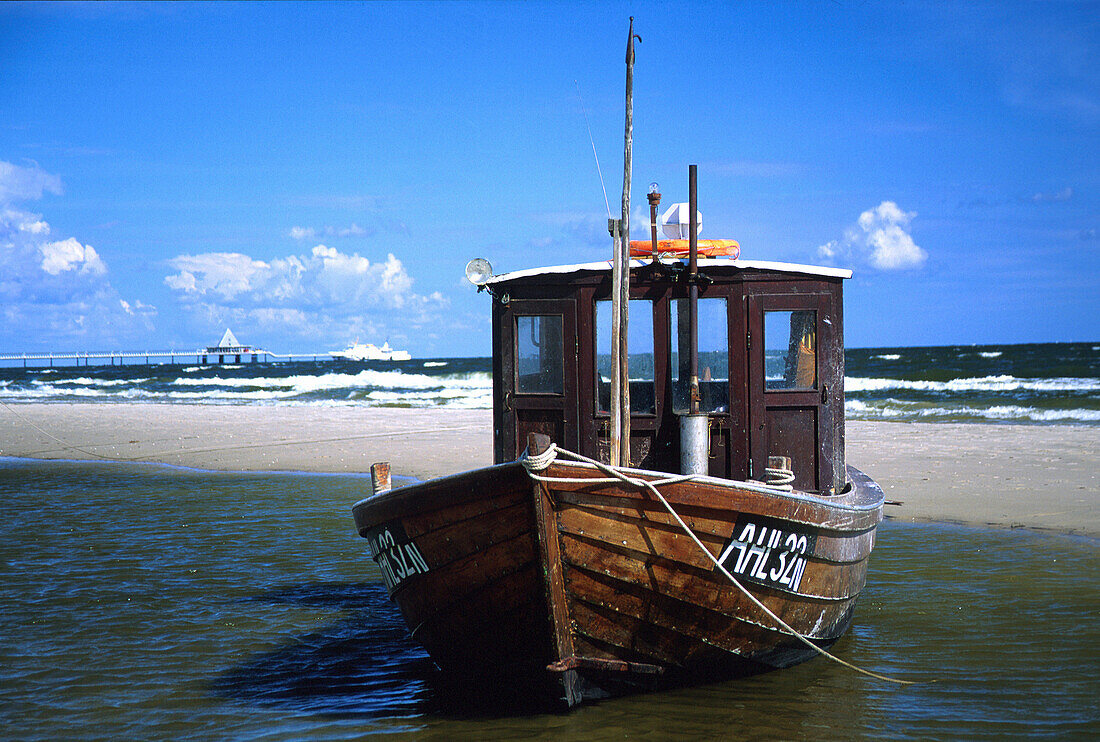 Ahlbeck, Usedom, Fischerboot am Strand Mecklenburg-Vorpommern