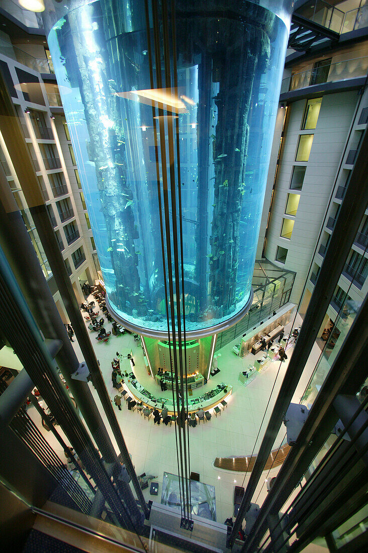 Aquadom, Radisson Blue Hotellobby, Berlin, Deutschland