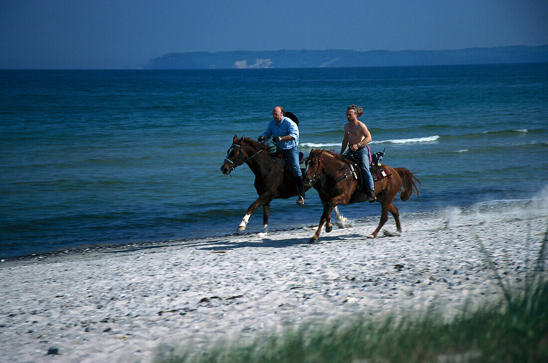 Zwei Reiter am Strand, Kurort Binz, Binz, Rügen, Mecklenburg Vorpommern, Germany