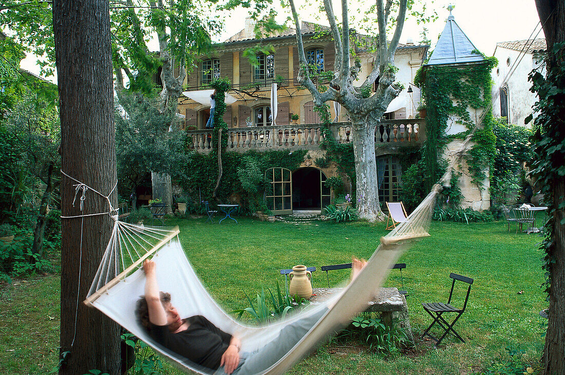 Frau in Hängematte, Villa Saint Louis Bernadette Lassalette, Lourmarin, Luberon, Provence, Frankreich