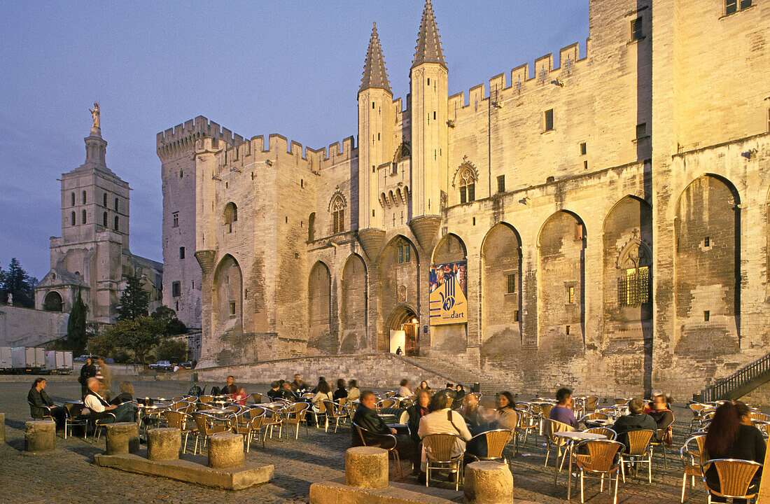 Menschen sitzen vor dem Papstpalast in der Abendsonne, Place de Palais, Avignon, Provence, Frankreich