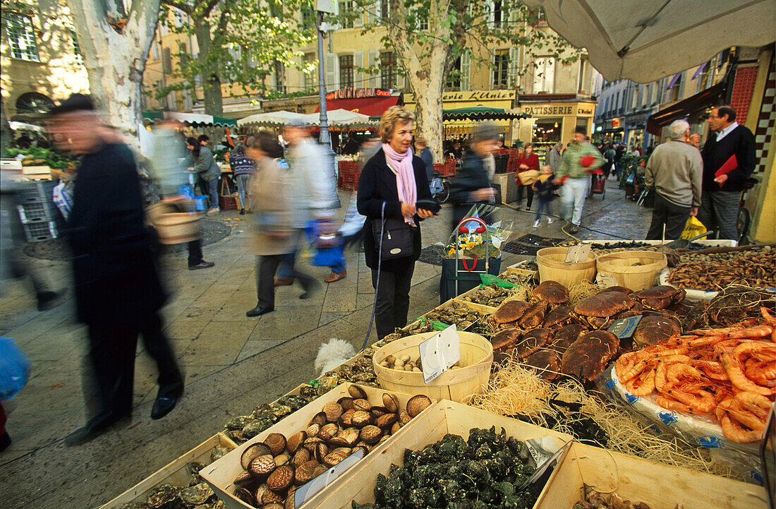 Menschen gehen über den Wochenmarkt, Place Richelieu, Aix-en-Provence, Provence, Frankreich