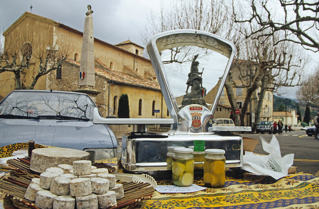 Menschenleerer Verkaufsstand mit französischem Käse, Provence, Frankreich