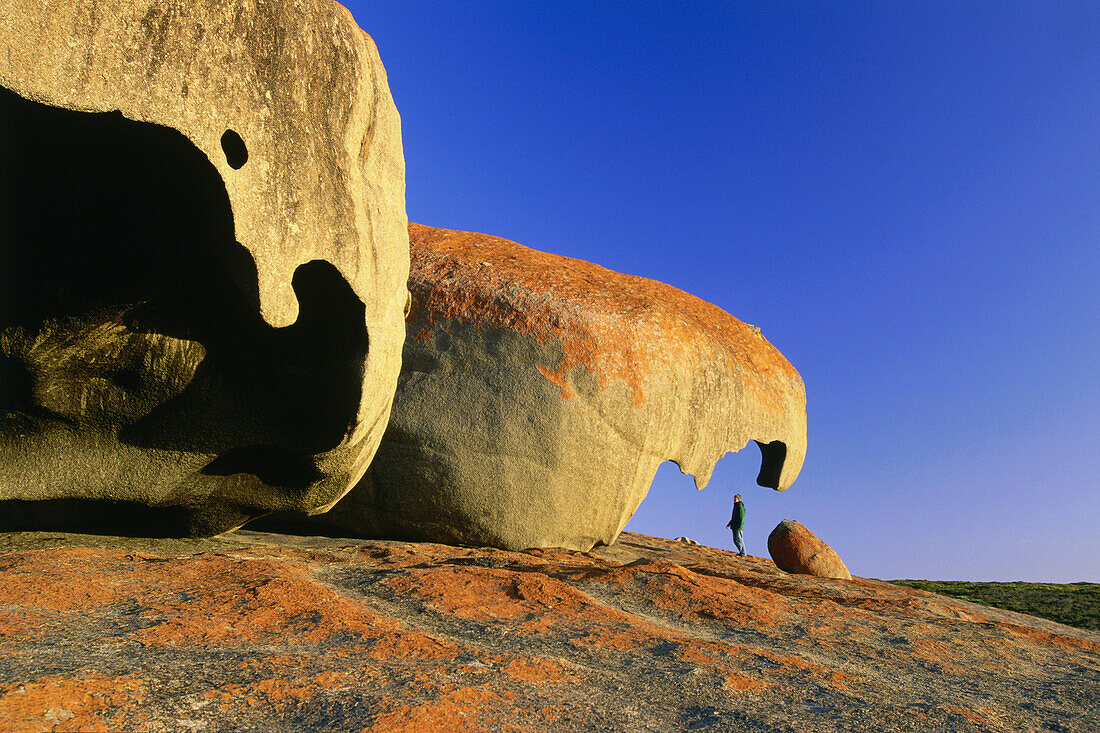 Mann betrachtet Felsformationen, Granite Boulders, Kangaroo Island, Süd-Australien