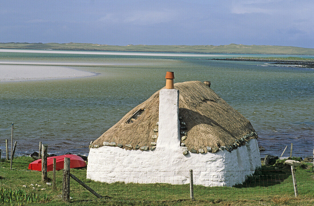 Strohgedecktes Häuschen am Wasser, Isle of North Uist, Äussere Hebriden, Schottland, Großbritannien