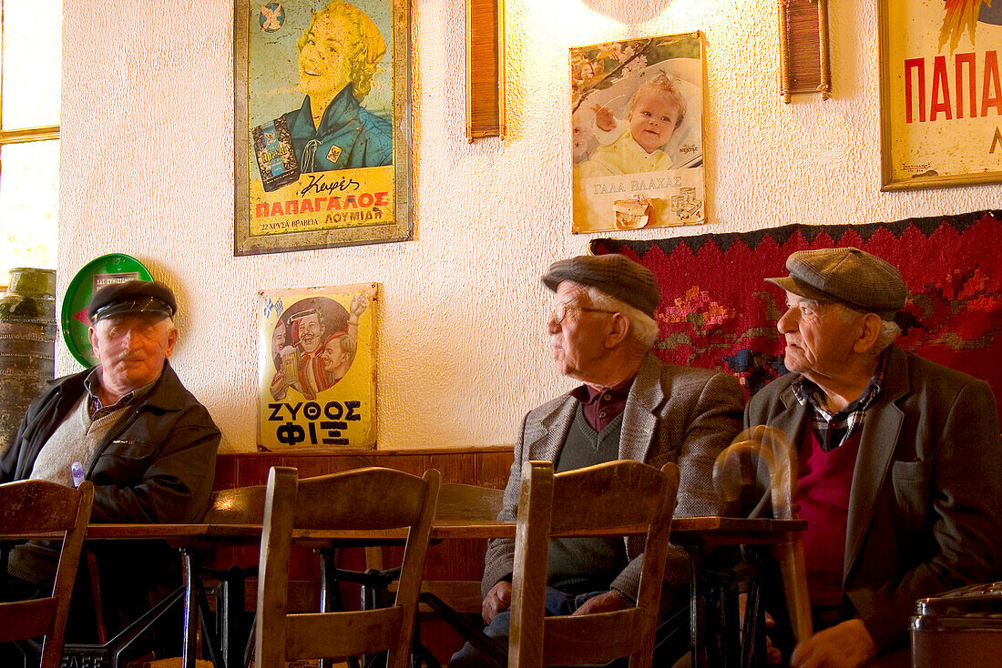 Ältere Männer in einer Taverne, Kosmas, Peloponnes, Griechenland