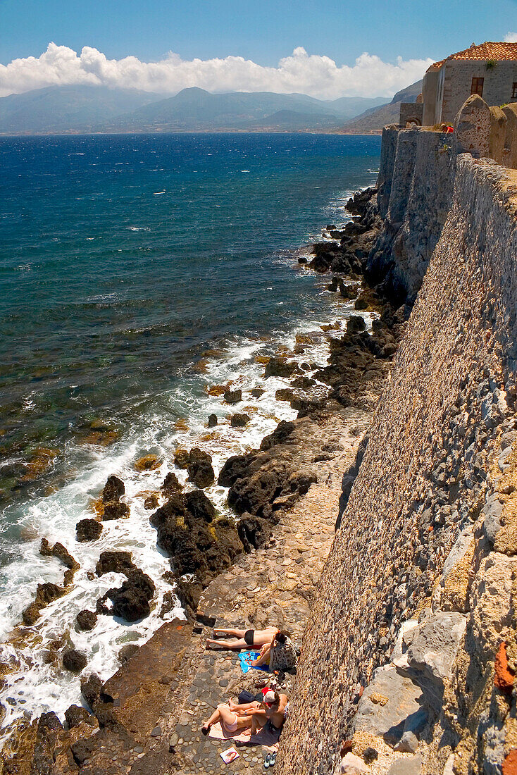 Sonnenbaden entlang der Stadtmauer, Monemvasia, Lakonien, Peloponnes, Griechenland