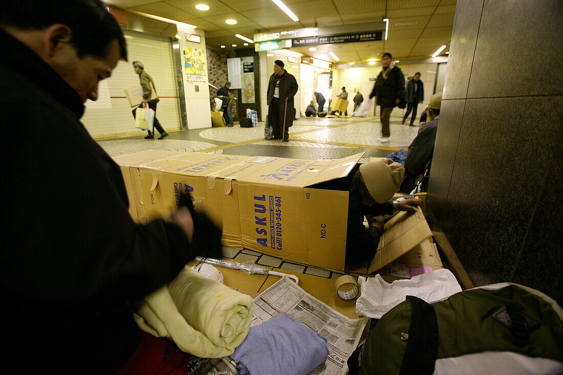 Homeless, living boxes in Tokyo, Japan, Overnight temporary shelter of homeless people in Shinjuku Subway Station, sleeping in cardboard boxes, permitted only between 11 p.m. and 5 a.m. U-Bahn-Station Shinjuku Obdachlose, notdürftige Schutzbauten, Pappkar