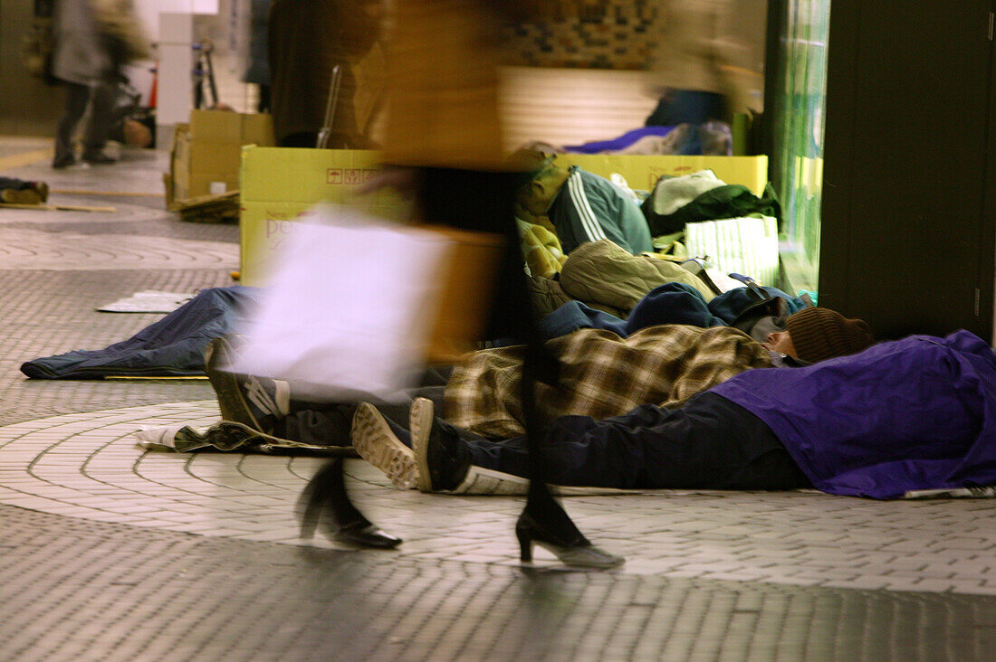 Homeless, living boxes in Tokyo, Japan, Overnight temporary shelter of homeless people in Shinjuku Subway Station, sleeping in cardboard boxes, permitted only between 11 p.m. and 5 a.m. U-Bahn-Station Shinjuku Obdachlose, notdürftige Schutzbauten, Pappkar