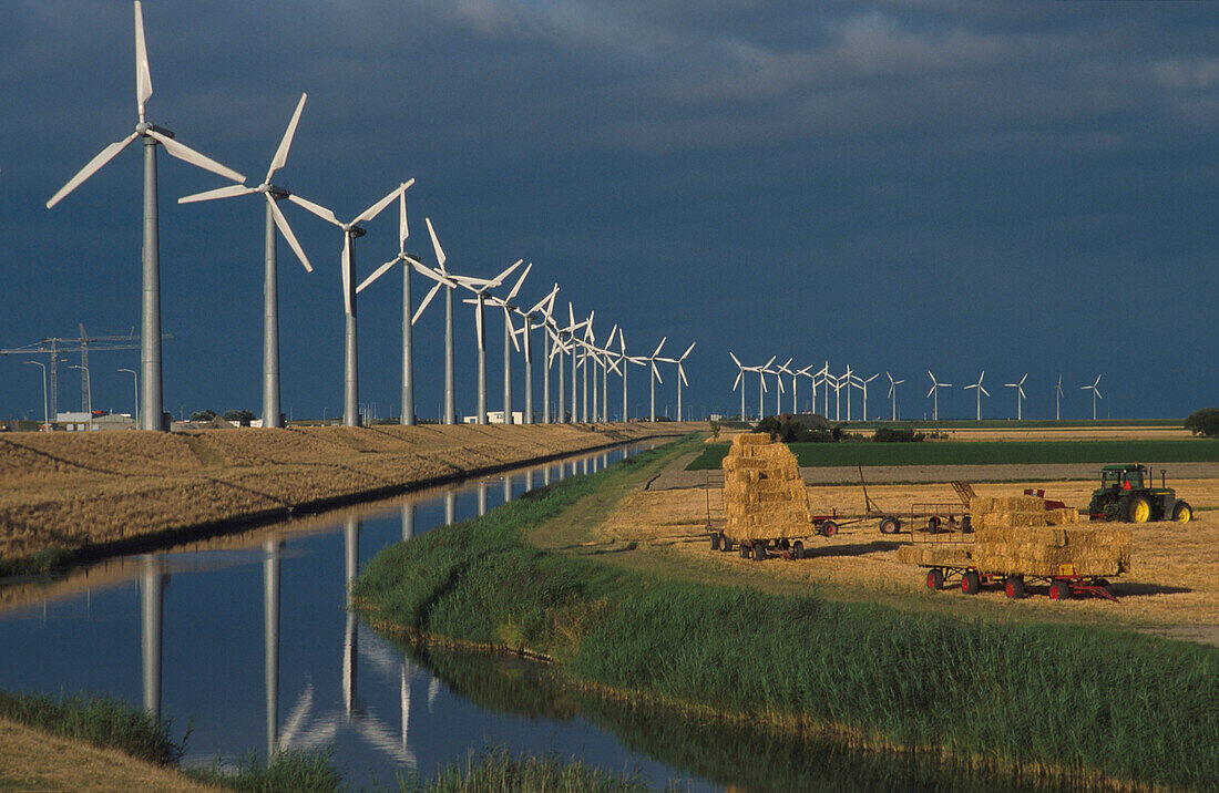 Windpark bei Eemshaven, Emsmuendung Niederlande