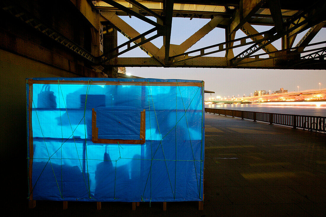 Living boxes in Tokyo, Sumida River, Japan, Self made plywood hut on the Sumida River banks, below a railway bridge, electricity from community generator Obdachlose, notdürftige Schutzbauten, Pappkarton-Architektur, Plastikplanen, Slum, Obdachlosigkeit, R