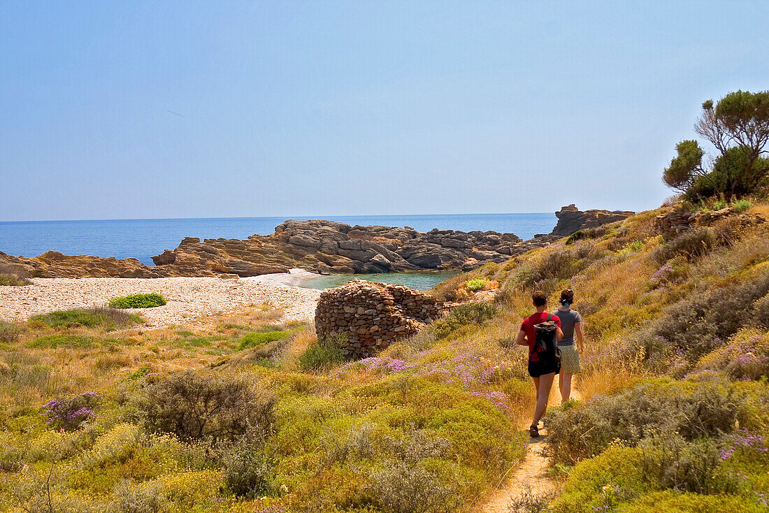 Paar wandert entlang der Küste, in der Nähe von Vathia, Peloponnes, Griechenland