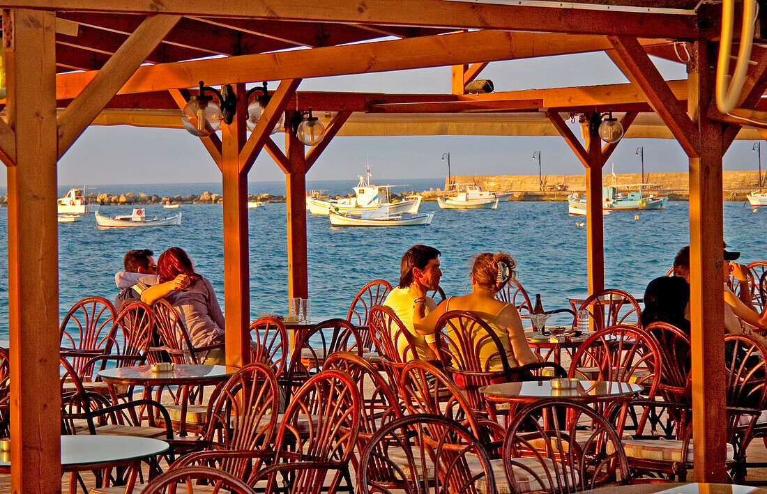 Zwei Paare in einem Restaurant, Koroni, Peloponnes, Griechenland