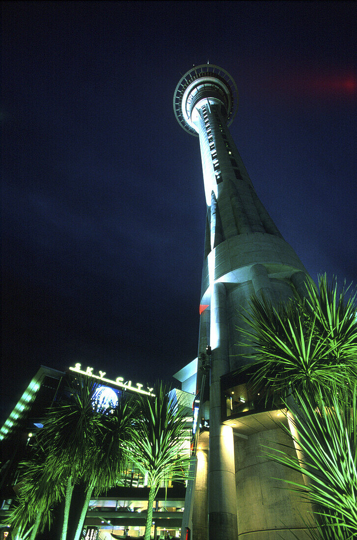 Auckland, Skytower und Sky City, nachts Nordinsel, Neuseeland