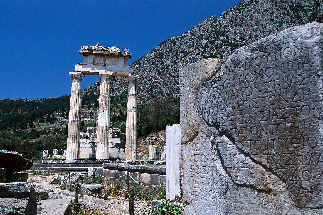 Tholos Tempel im Heiligtum der Athena Pronaia, einem Rundtempel aus dem 4. Jahrhundert v. Chr, Delphi, Griechenland